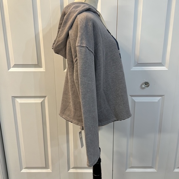 NWT sweatshirt with hood - Picture 2 of 5
